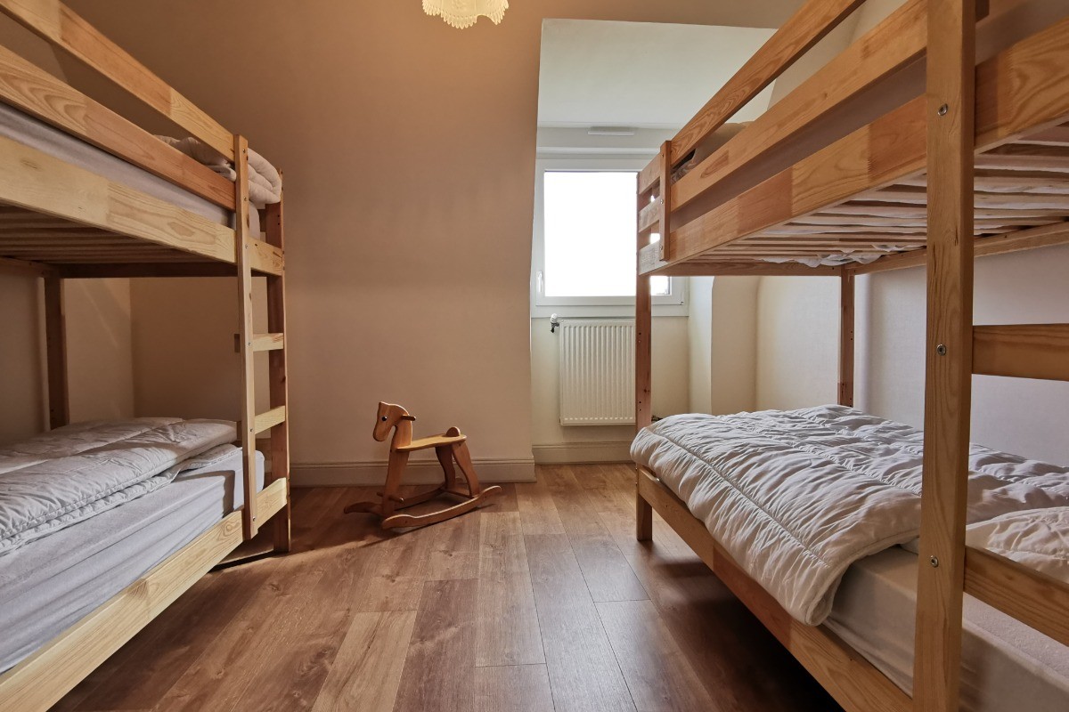 Chambre avec 2 lits superposés à l'étage