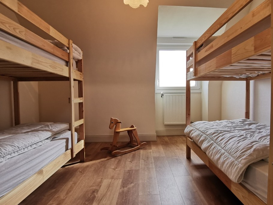 Chambre avec 2 lits superposés à l'étage