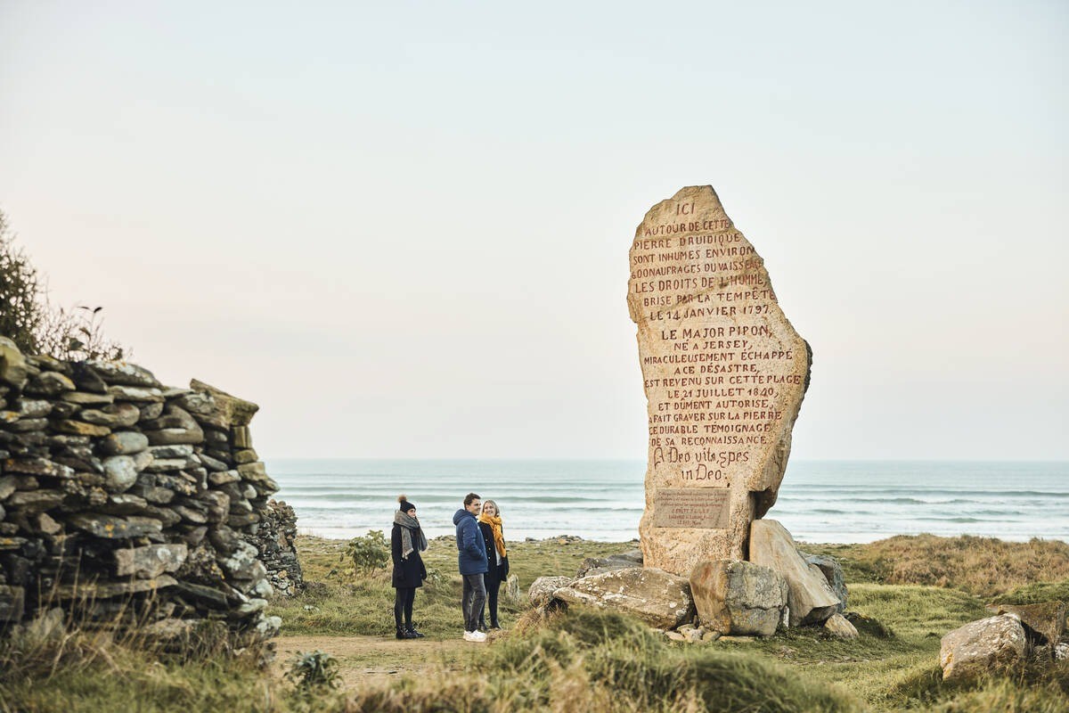 Menhir des Droit de l'Homme à la plage du menhir à Plozévet