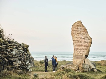 Menhir des Droit de l'Homme à la plage du menhir à Plozévet