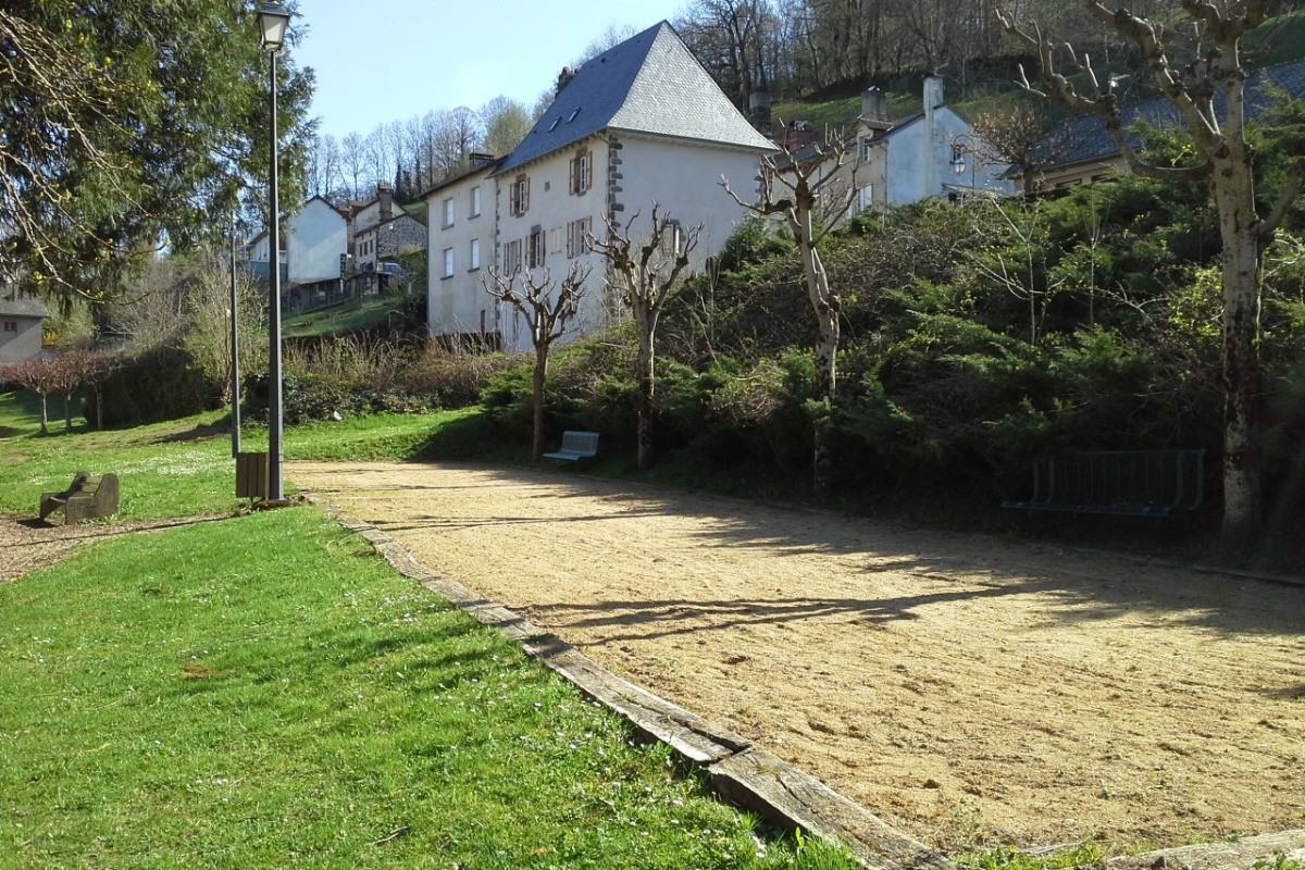 EN FACE DE LA LOCATION TERRAIN DE PETANQUE