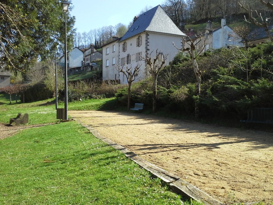 EN FACE DE LA LOCATION TERRAIN DE PETANQUE