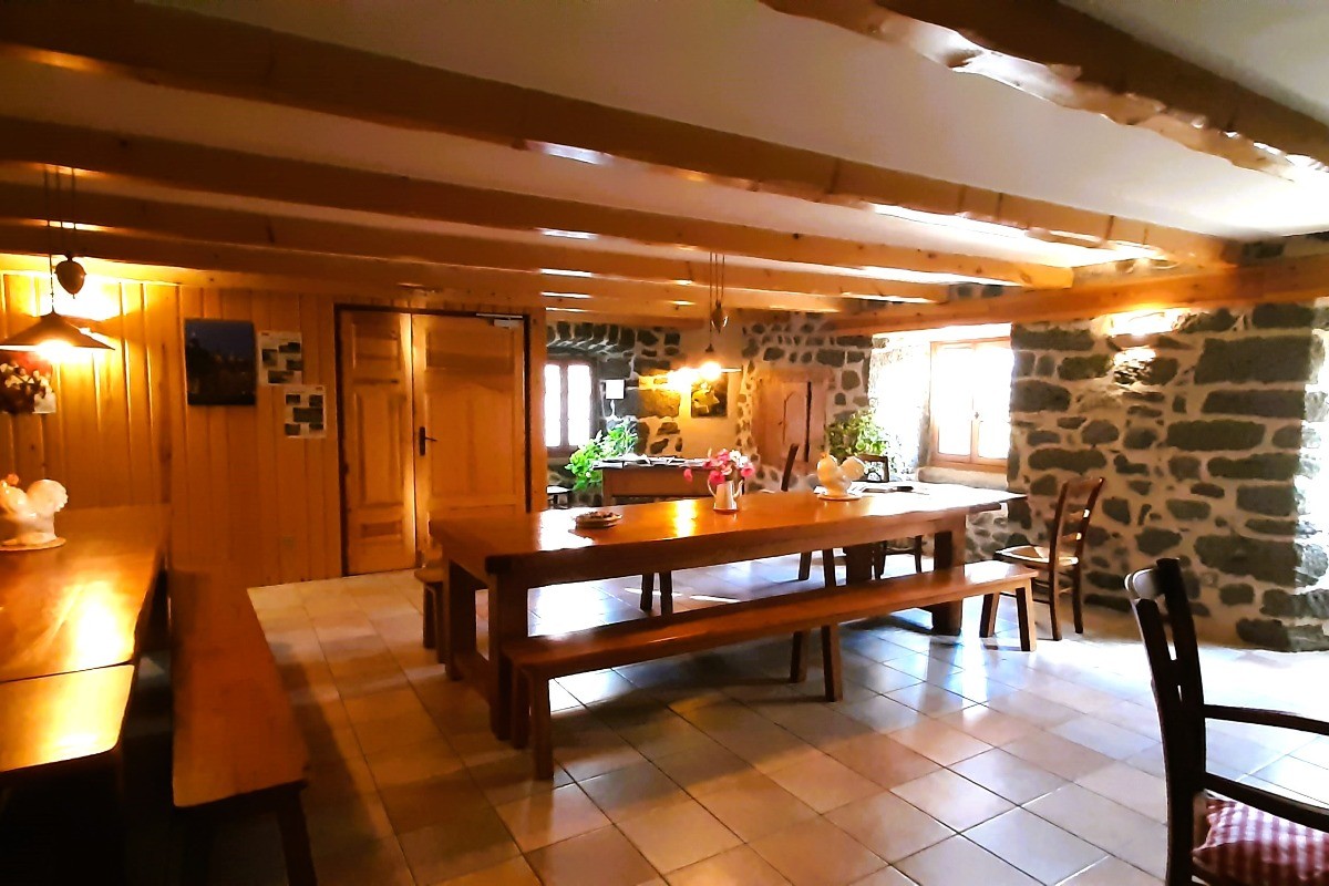 Rez-de-terrasse surélevé : Pièce commune avec TV à écran plat, cheminée d'antan, ...