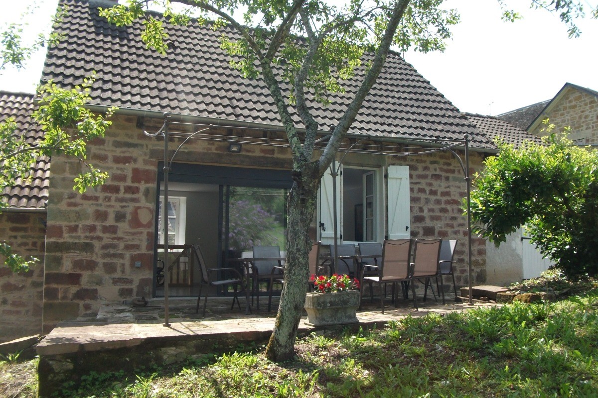 Maison côté jardin et terrasse