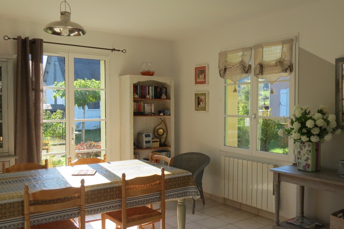 Espace repas avec porte fenêtre vue montagne (Gabizos)
