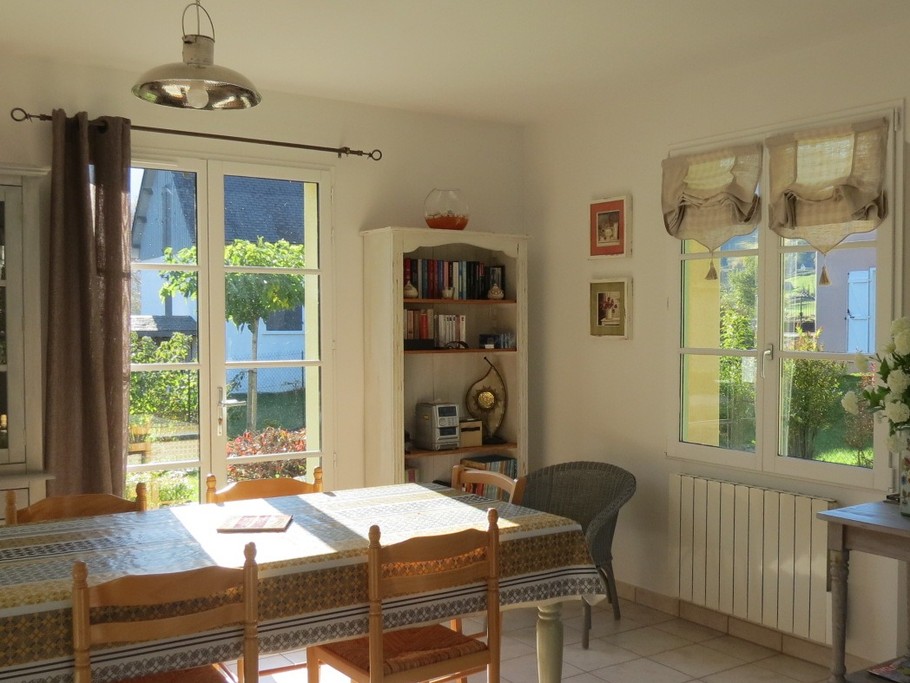 Espace repas avec porte fenêtre vue montagne (Gabizos)