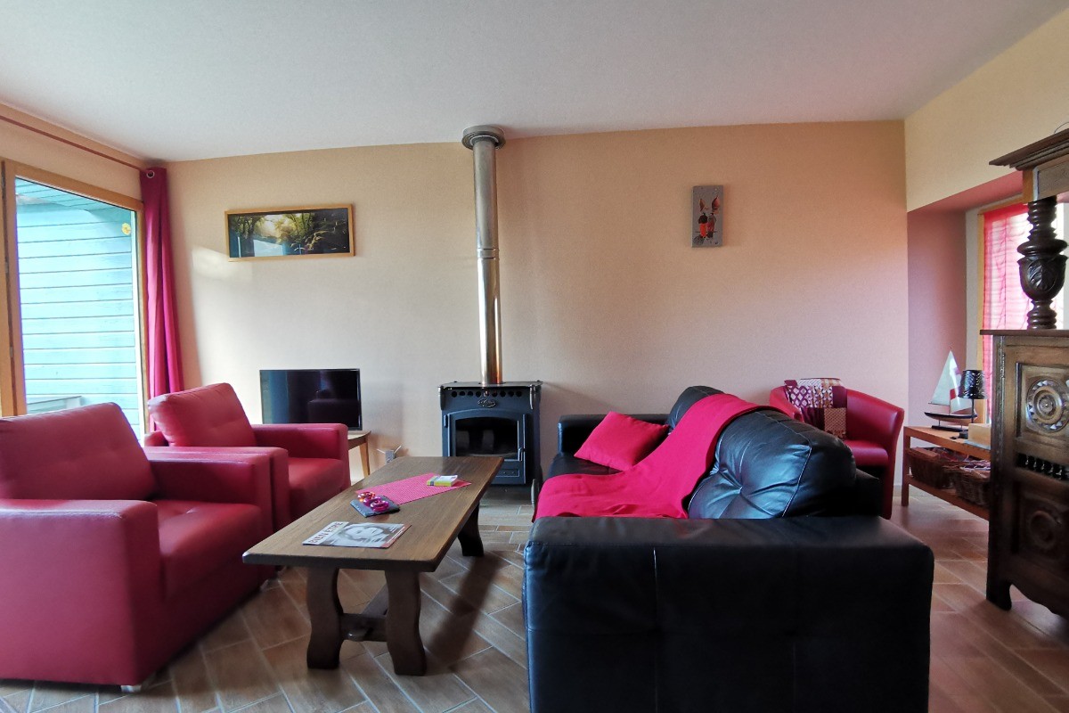 Salon avec poêle à bois