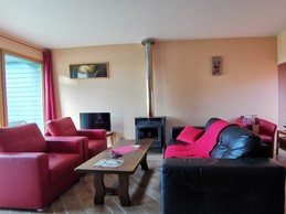 Salon avec poêle à bois