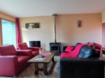 Salon avec poêle à bois