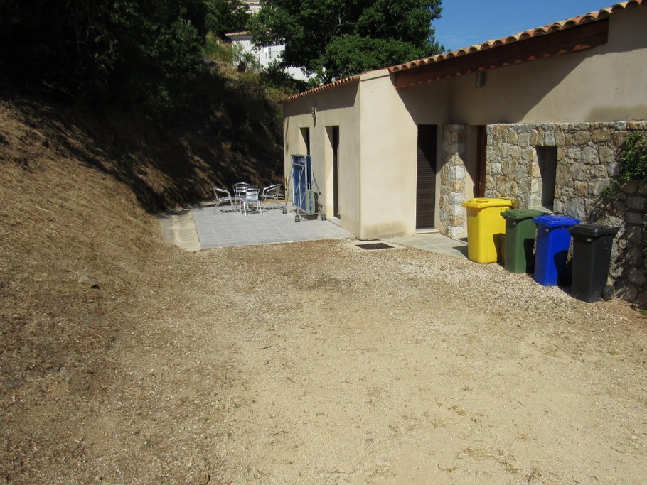 l'entrée avec terrasse et coin ping pong