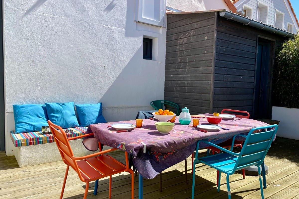 Terrasse avec salon de jardin