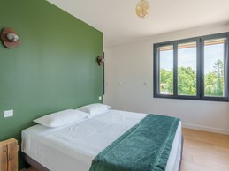 Chambre verte PMR au rez-de-chaussée