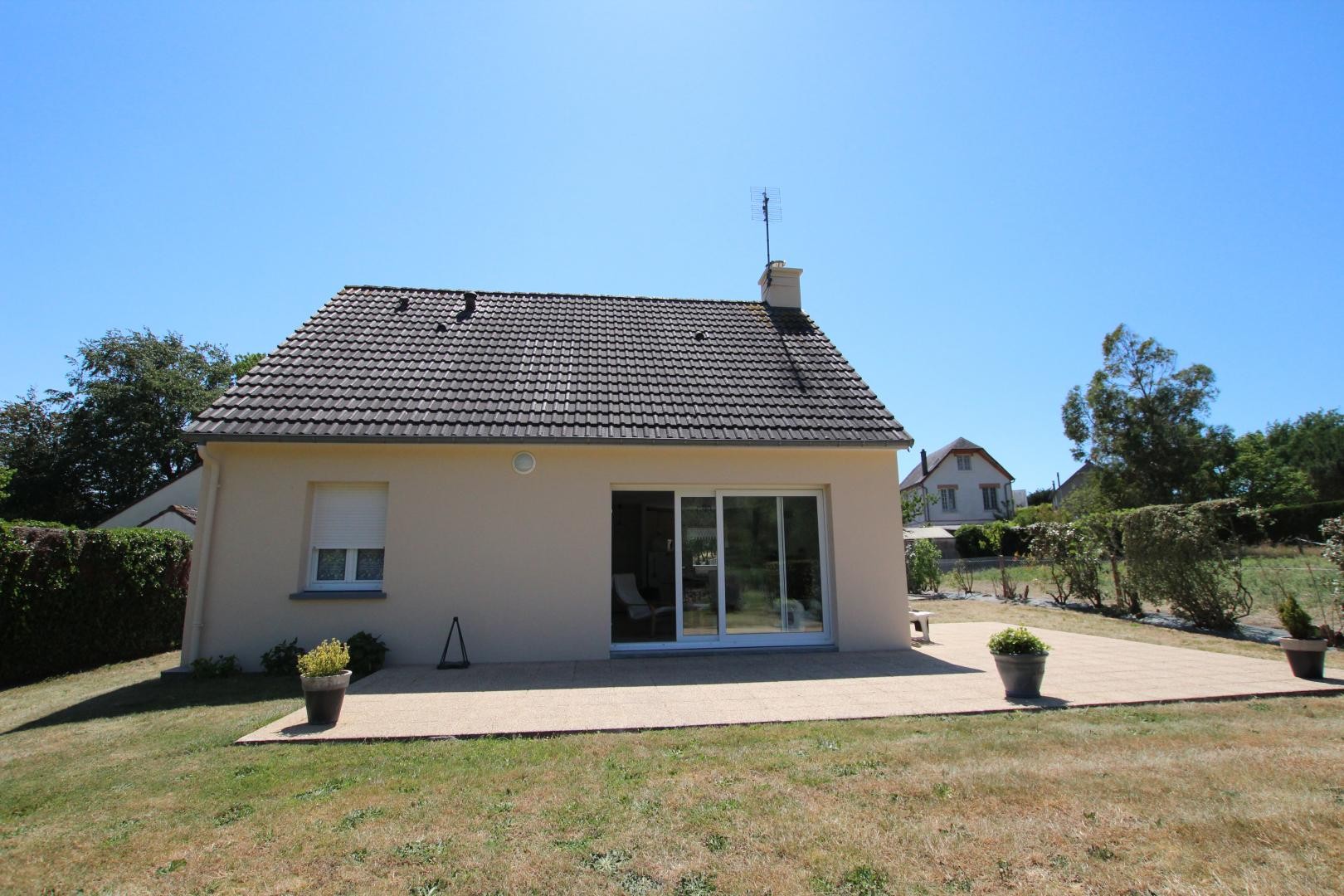 la maison vue de derrière