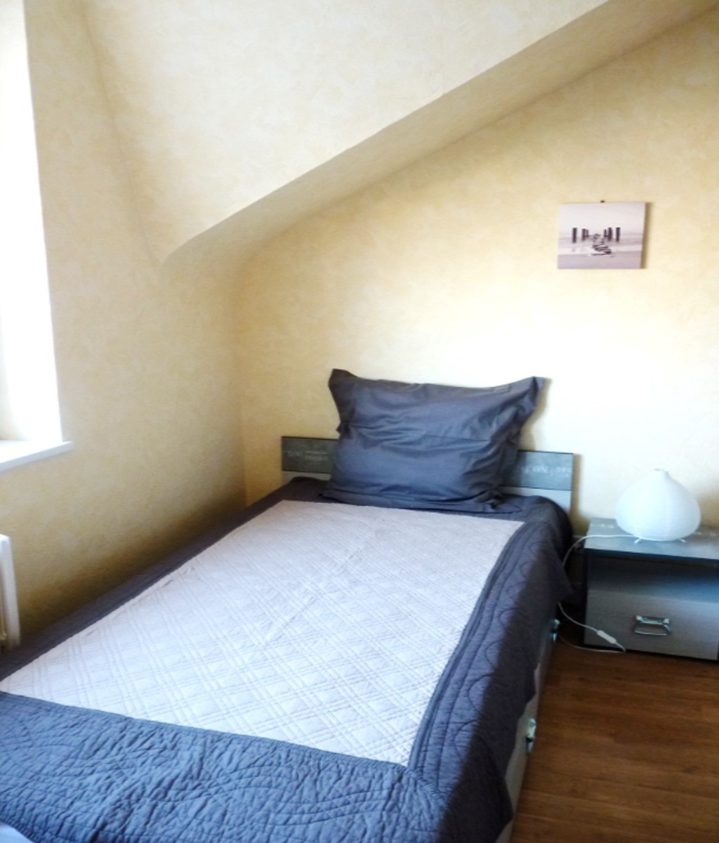Chambre indépendante pour 2 personnes (2 lits 90 cm) avec rangements, penderie et coin bureau.