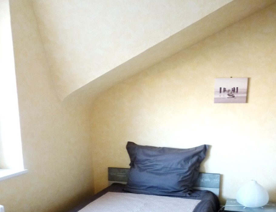 Chambre indépendante pour 2 personnes (2 lits 90 cm) avec rangements, penderie et coin bureau.