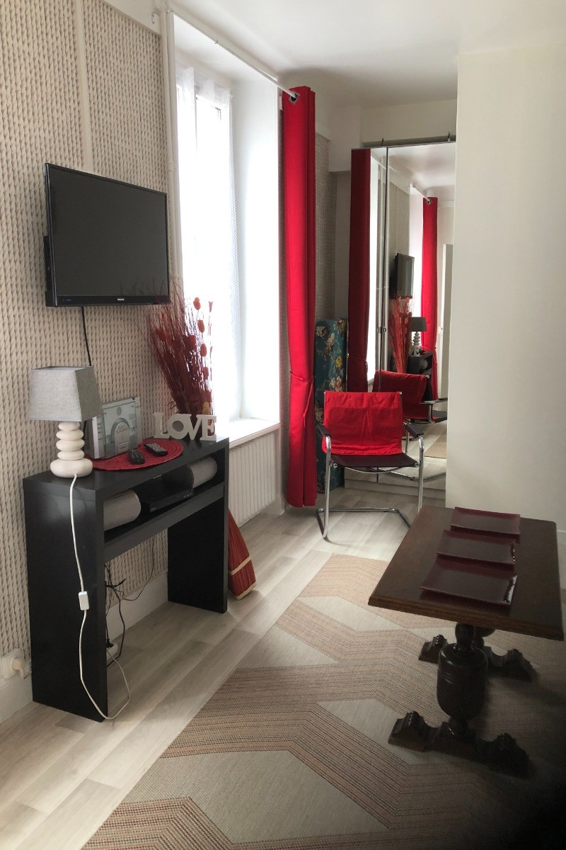 Séjour avec TV, DVD, chaîne stéréo, grand écran-agréable.