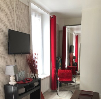 Séjour avec TV, DVD, chaîne stéréo, grand écran-agréable.