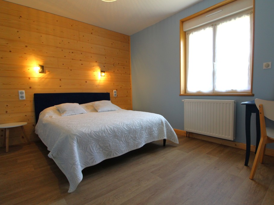 Chambre n°1 - Terrasse - Gîte de groupe Le Clos du Sapin Bleu à Saint-Dié-des-Vosges, Nature&Convivialité