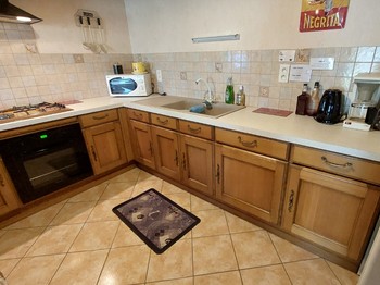 Vue de la cuisine avec grand espace de travail dans une maison d'hôtes du Cantal