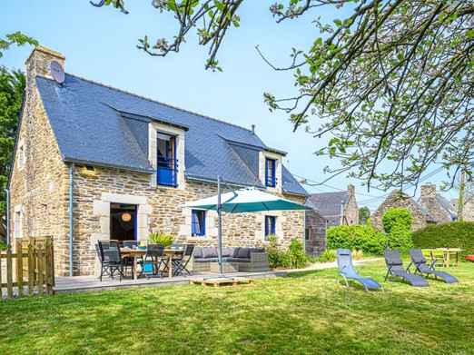 Le Gîte Bleu Turquoise vu du jardin