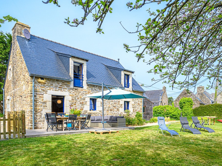 Le Gîte Bleu Turquoise vu du jardin