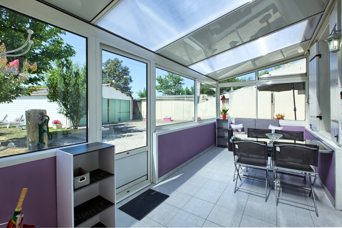 Belle véranda avec vue sur le jardin