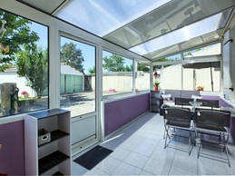 Belle véranda avec vue sur le jardin
