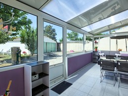 Belle véranda avec vue sur le jardin