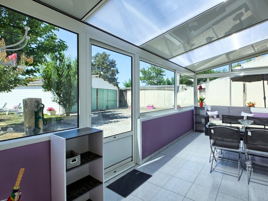 Belle véranda avec vue sur le jardin