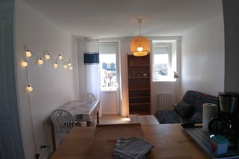 Pièce depuis la cuisine; à droite clic clac 2 personnes, oreillers et couette fournis.