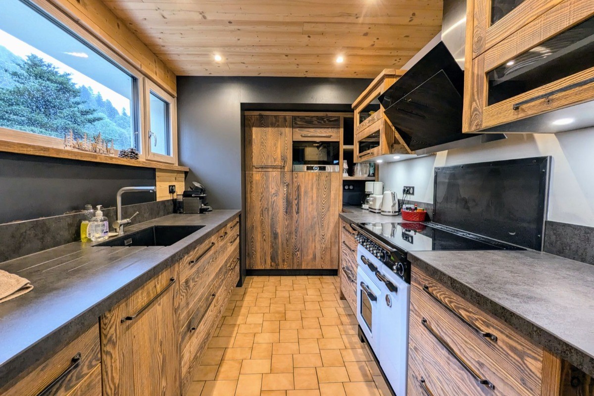 Grande cuisine équipée et son piano de cuisson aux 3 fours - Gîte Le Vertbruche