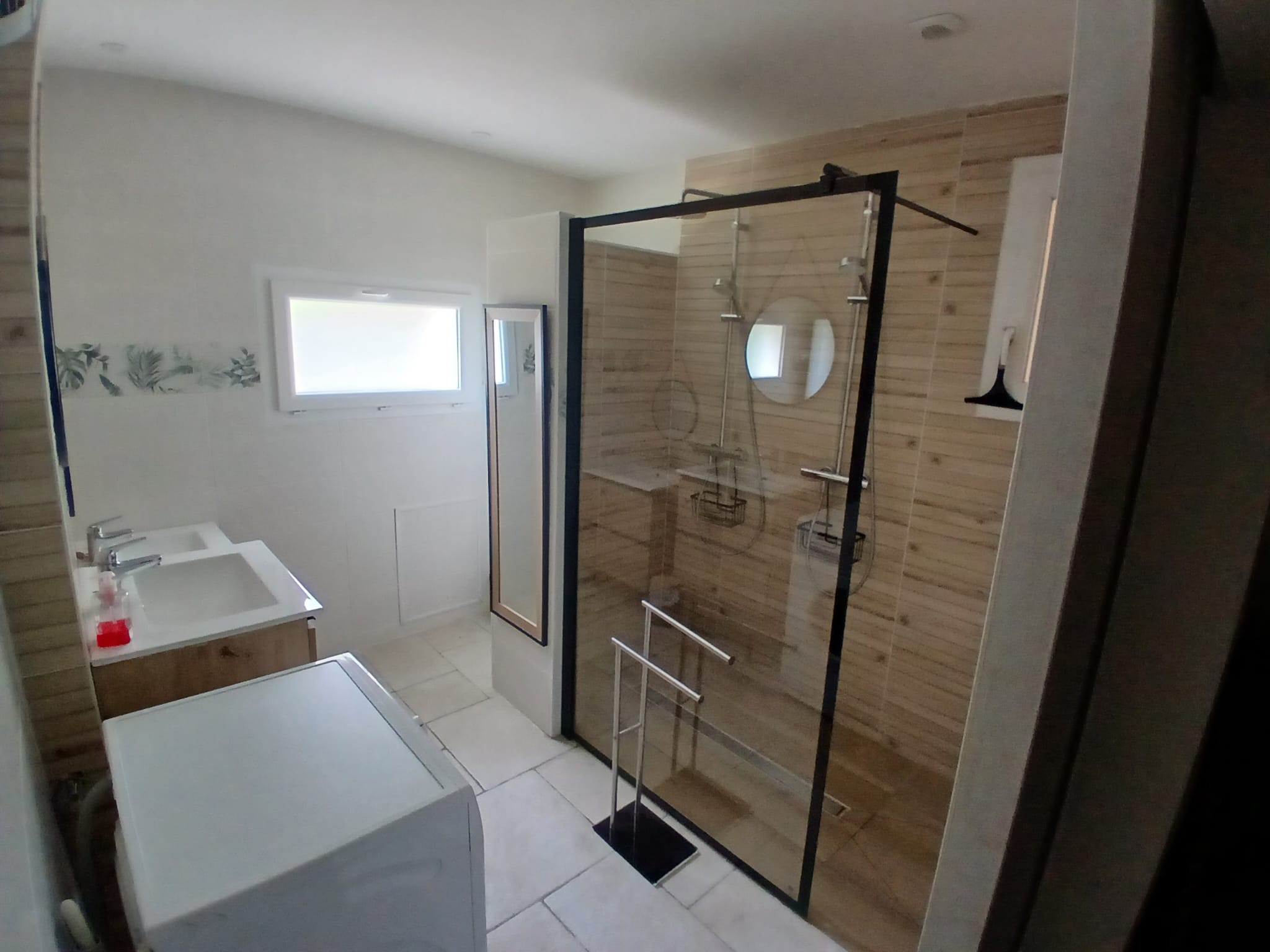 Salle de bain spacieuse - RDC - Gîte le Jardin d'André
