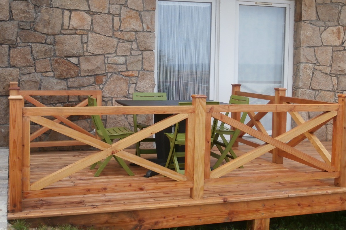 la terrasse avec son salon de jardin