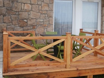 la terrasse avec son salon de jardin