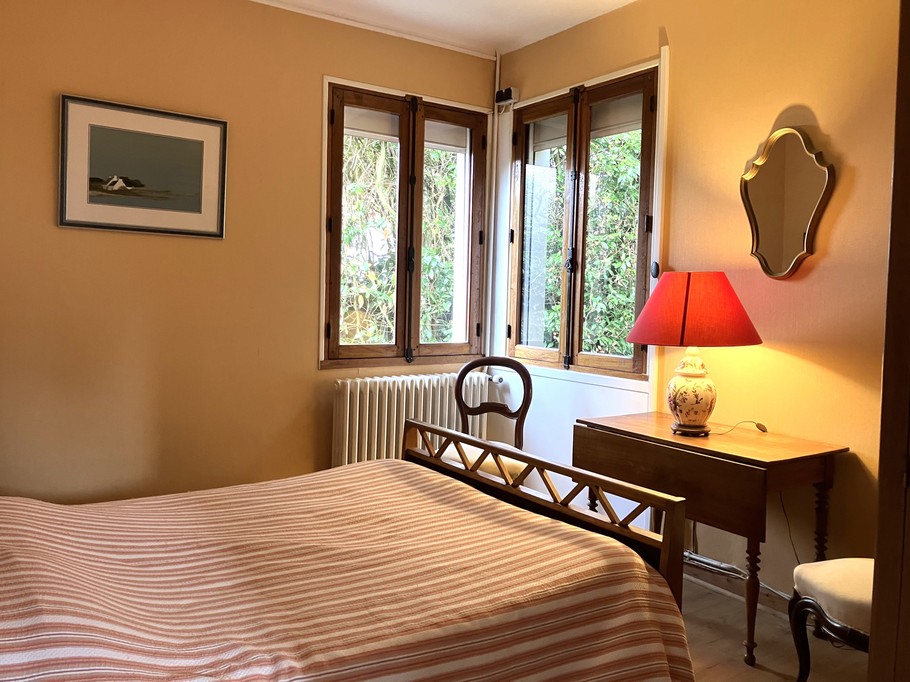 Bedroom with double bed (140cm)