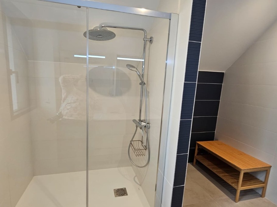 First floor: Shower room 2