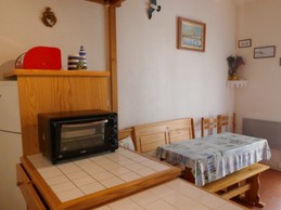 Coin cuisine ouvert sur la pièce de vie