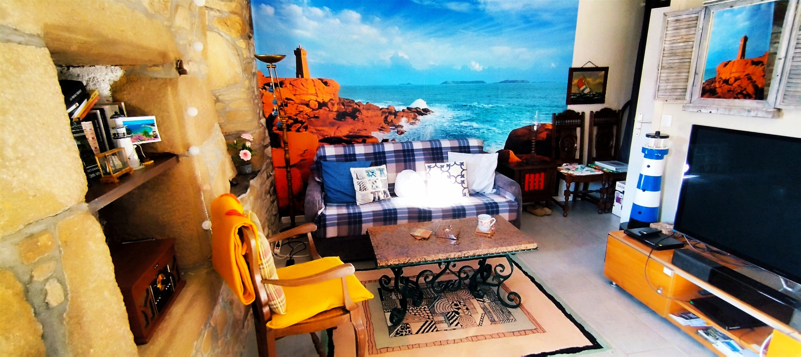 Maison bretonne traditionnelle avec décoration locale