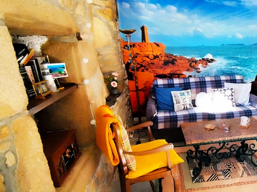 Maison bretonne traditionnelle avec décoration locale