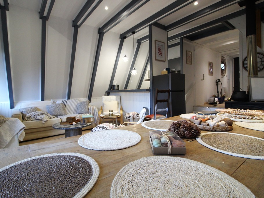 Espace repas - Chalet atypique en A, l'Armorique, en pleine nature dans les Vosges