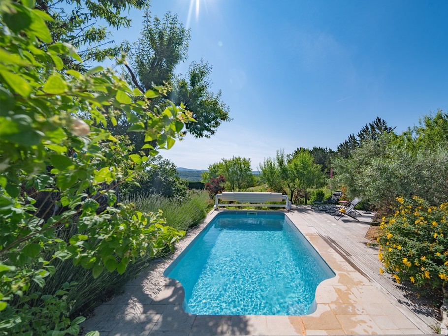 La piscine au milieu de la végétation