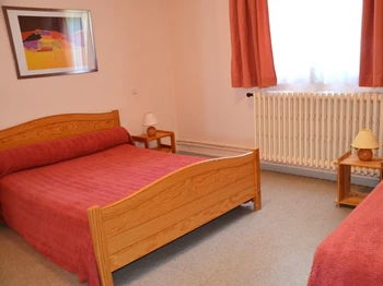 Chambre 2 avec lit 140 cm et lit 90 cm