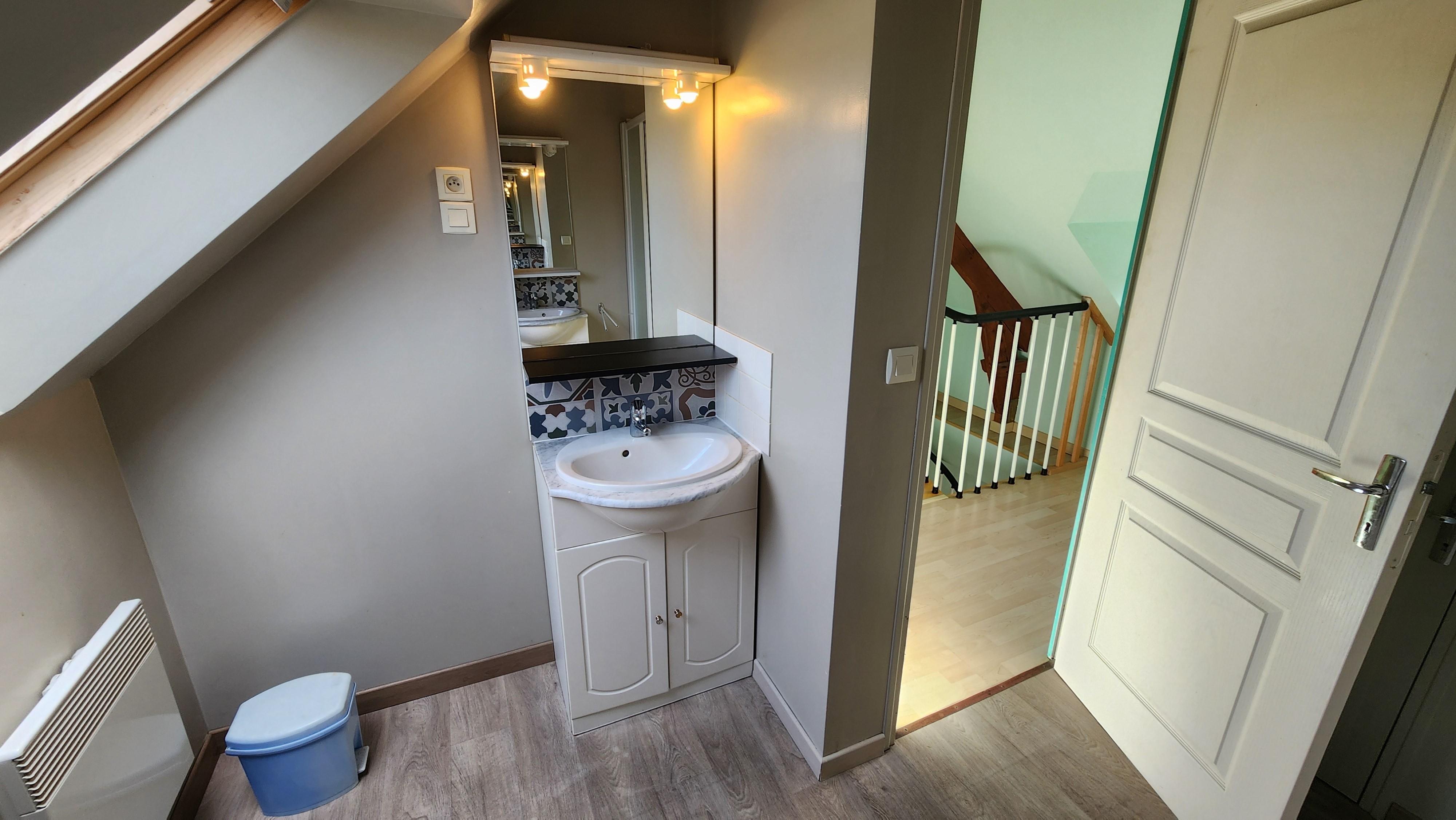 Salle d'eau à l'étage avec douche et deux vasques