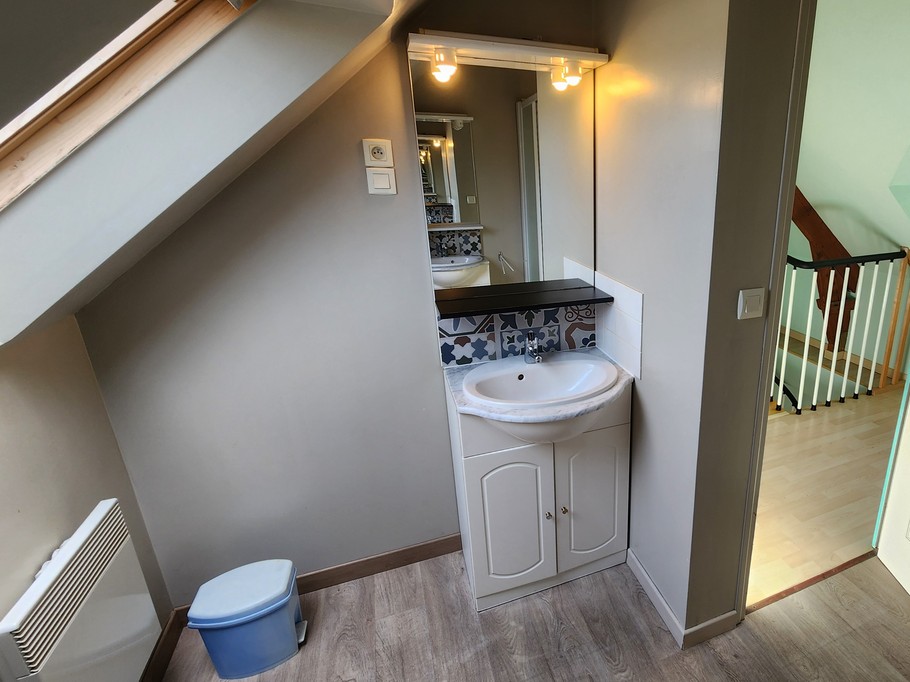 Salle d'eau à l'étage avec douche et deux vasques