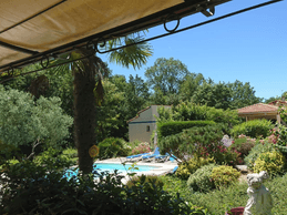 Pigeonnier et piscine vue de l'une des terrasses