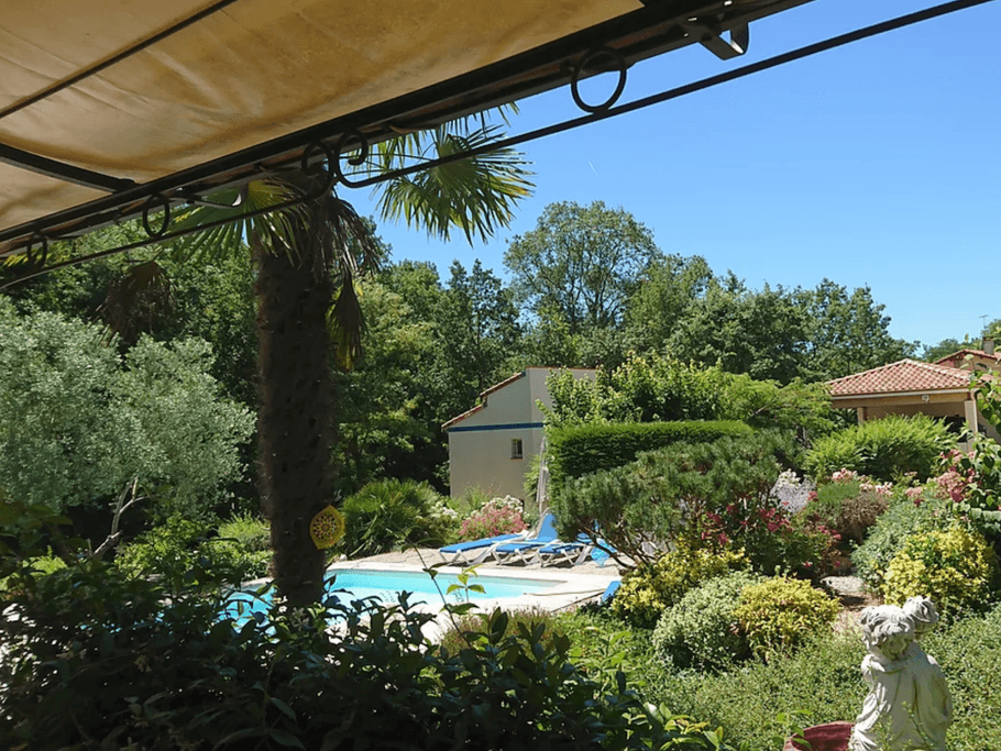 Pigeonnier et piscine vue de l'une des terrasses