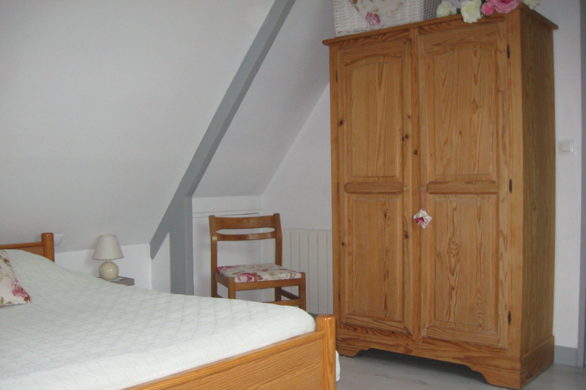 chambre rose avec 1 lit de 140 pour 2 personnes et 1 lit de 90 pour 1 personne.