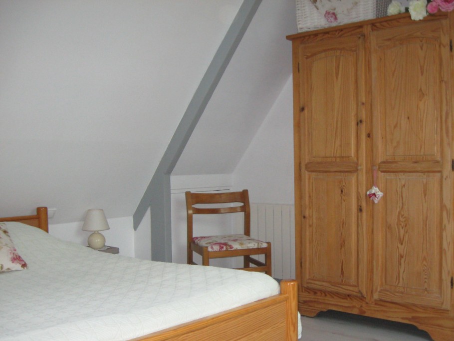 chambre rose avec 1 lit de 140 pour 2 personnes et 1 lit de 90 pour 1 personne.