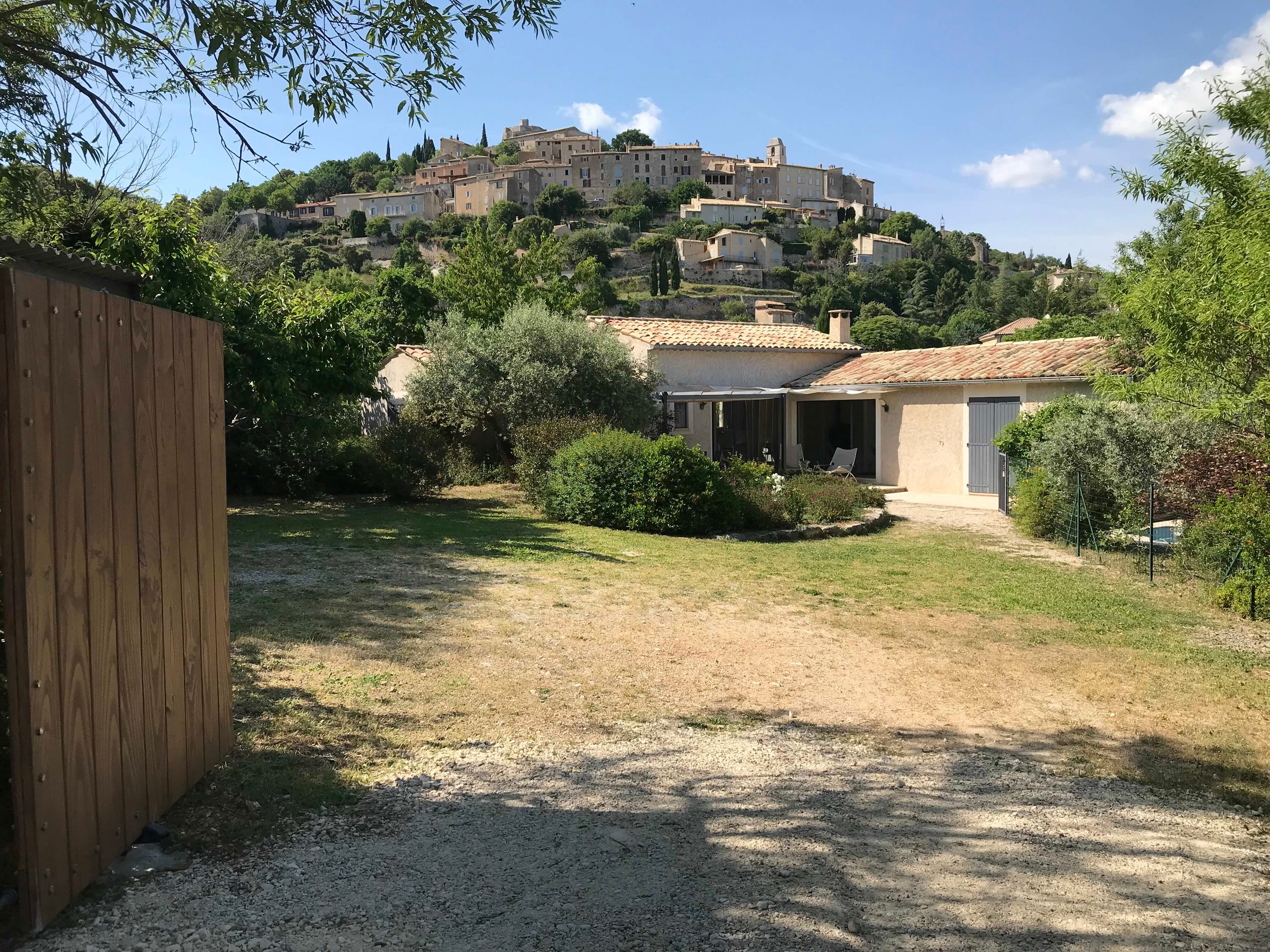 Découverte de la propriété derrière le portail