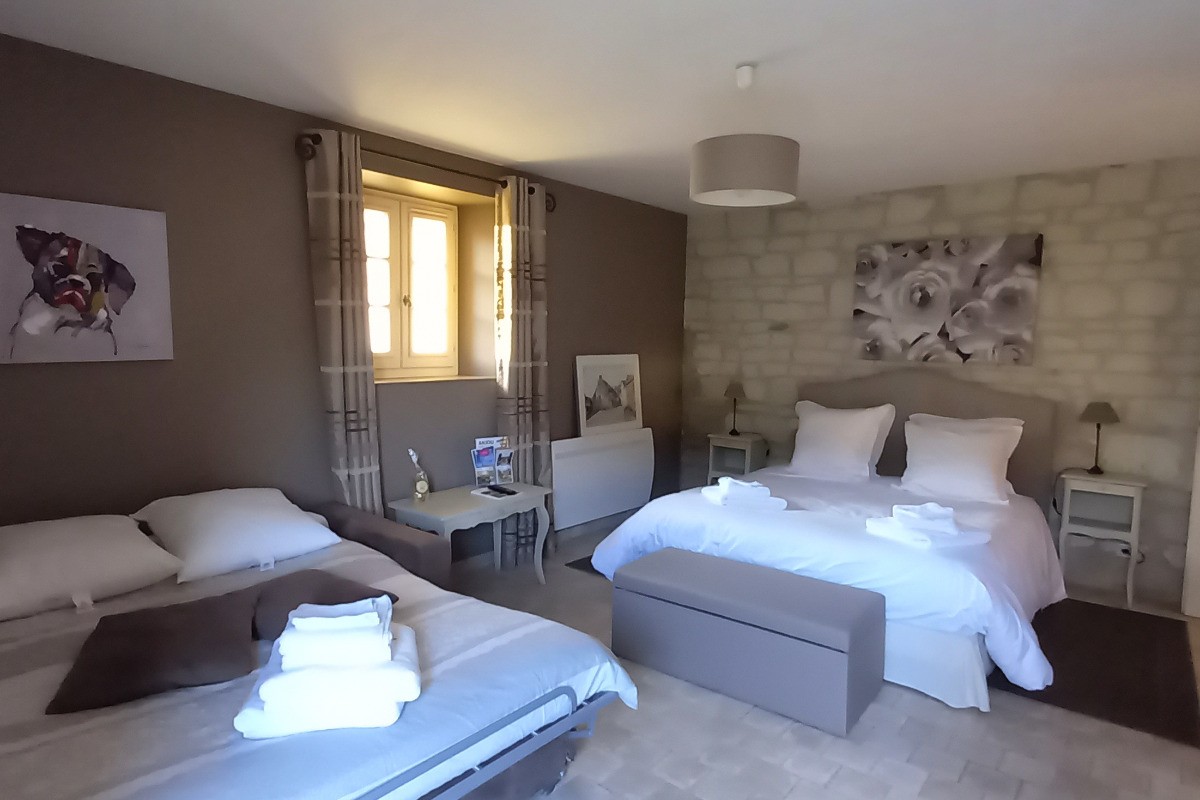 la chambre avec le canapé ouvert, Chambre Toucan pour 2 à 4 personnes sur le site Les Laurielles, près de Saumur et des châteaux de La Loire